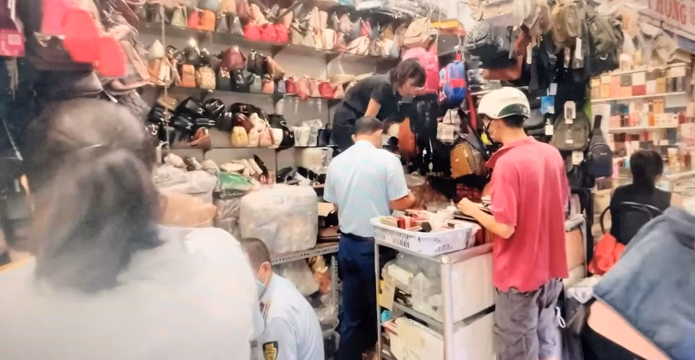 Phát hiện Trung tâm thương mại bán số lượng lớn hàng hóa nghi giả nhãn hiệu nổi tiếng -0