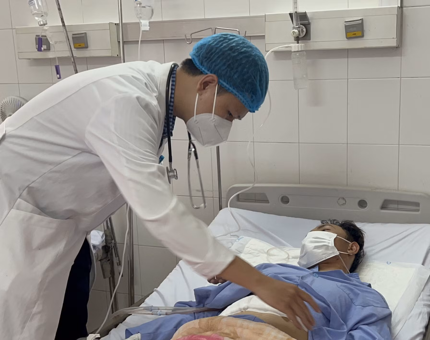 Cứu sống bệnh nhân bị thanh gỗ đâm xuyên phổi -0