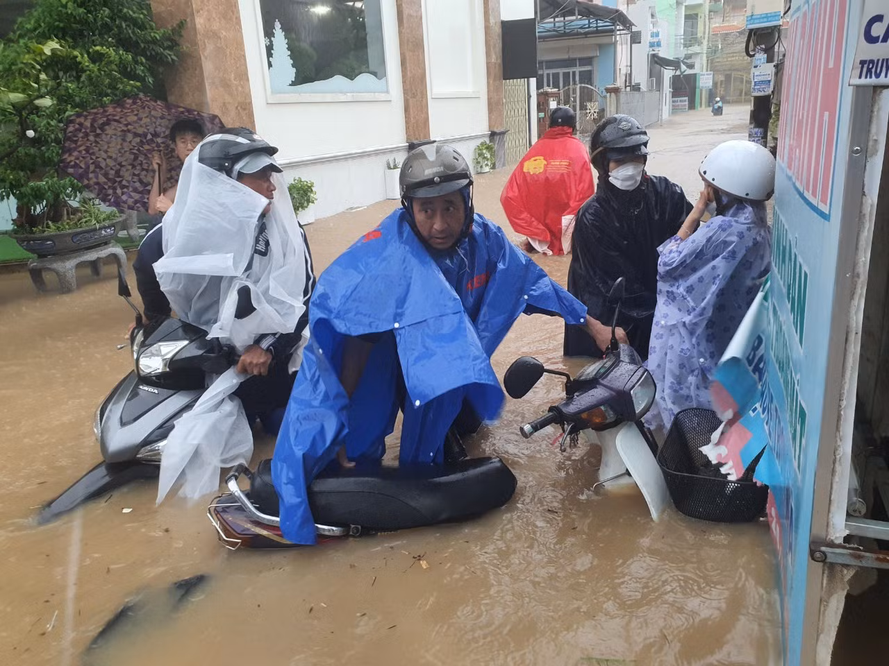 Khẩn trương di dời người dân khỏi vùng ngập sâu -0