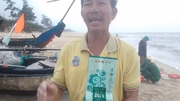 Đi đánh cá, ngư dân vớt được 7 kg ma tuý đá