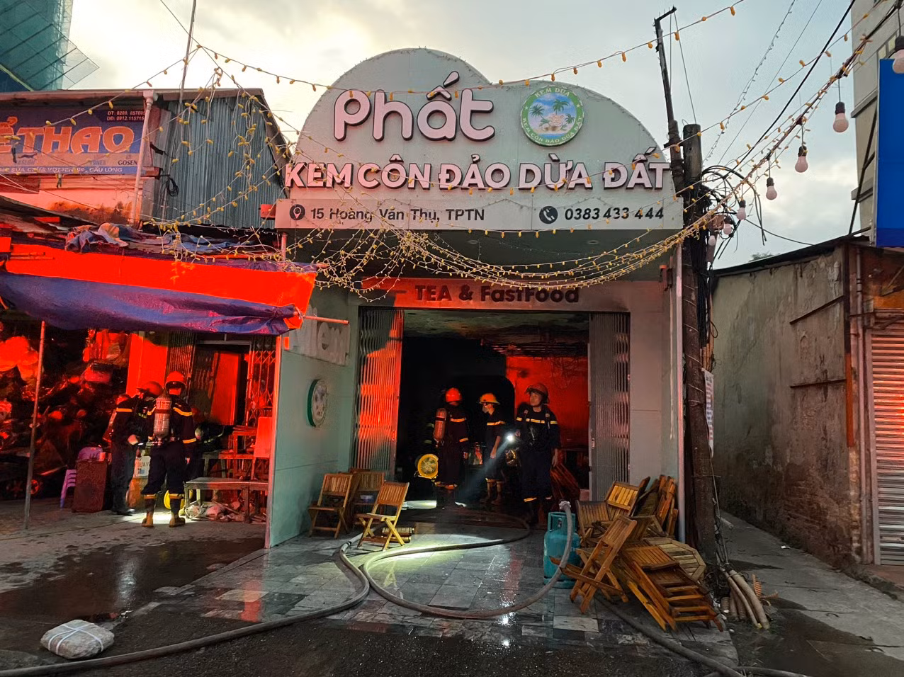 Kịp thời giải cứu 2 nạn nhân mắc kẹt trong đám cháy -0