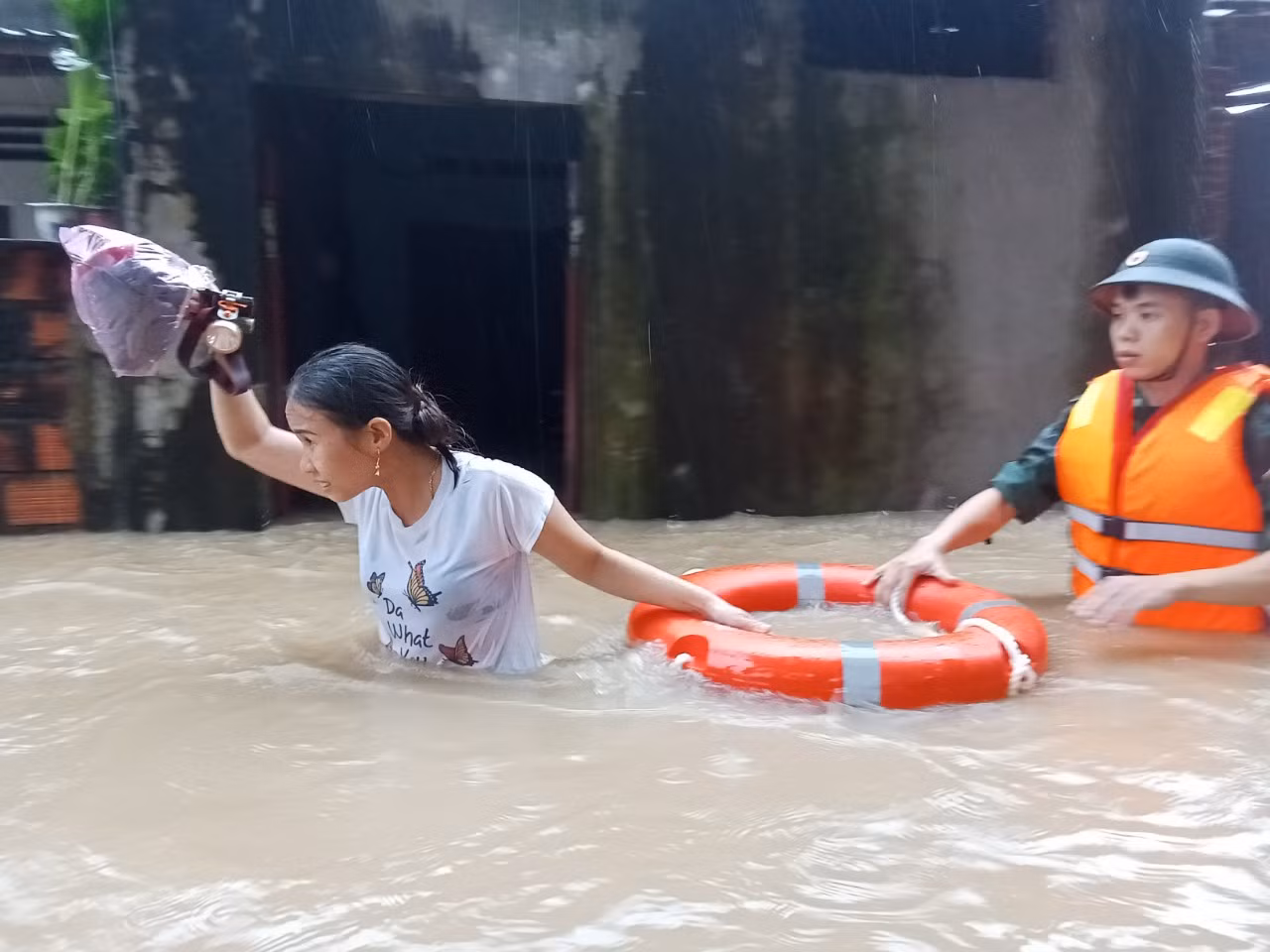 Khẩn trương di dời người dân khỏi vùng ngập sâu -0