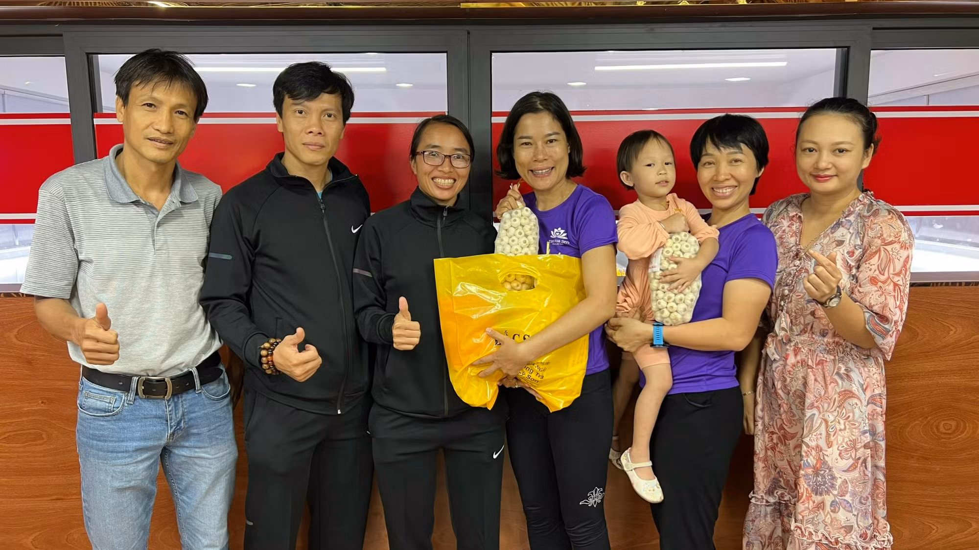 Hai người phụ nữ đi bộ xuyên Việt gây quỹ cho trẻ em mồ côi -0