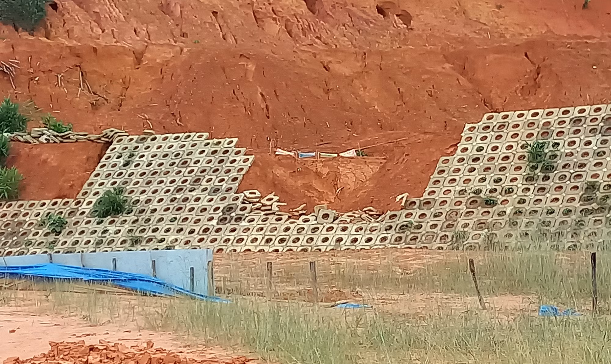 Khu liên hợp thể thao 53,3 tỷ đồng bị sạt lở nghiêm trọng -0