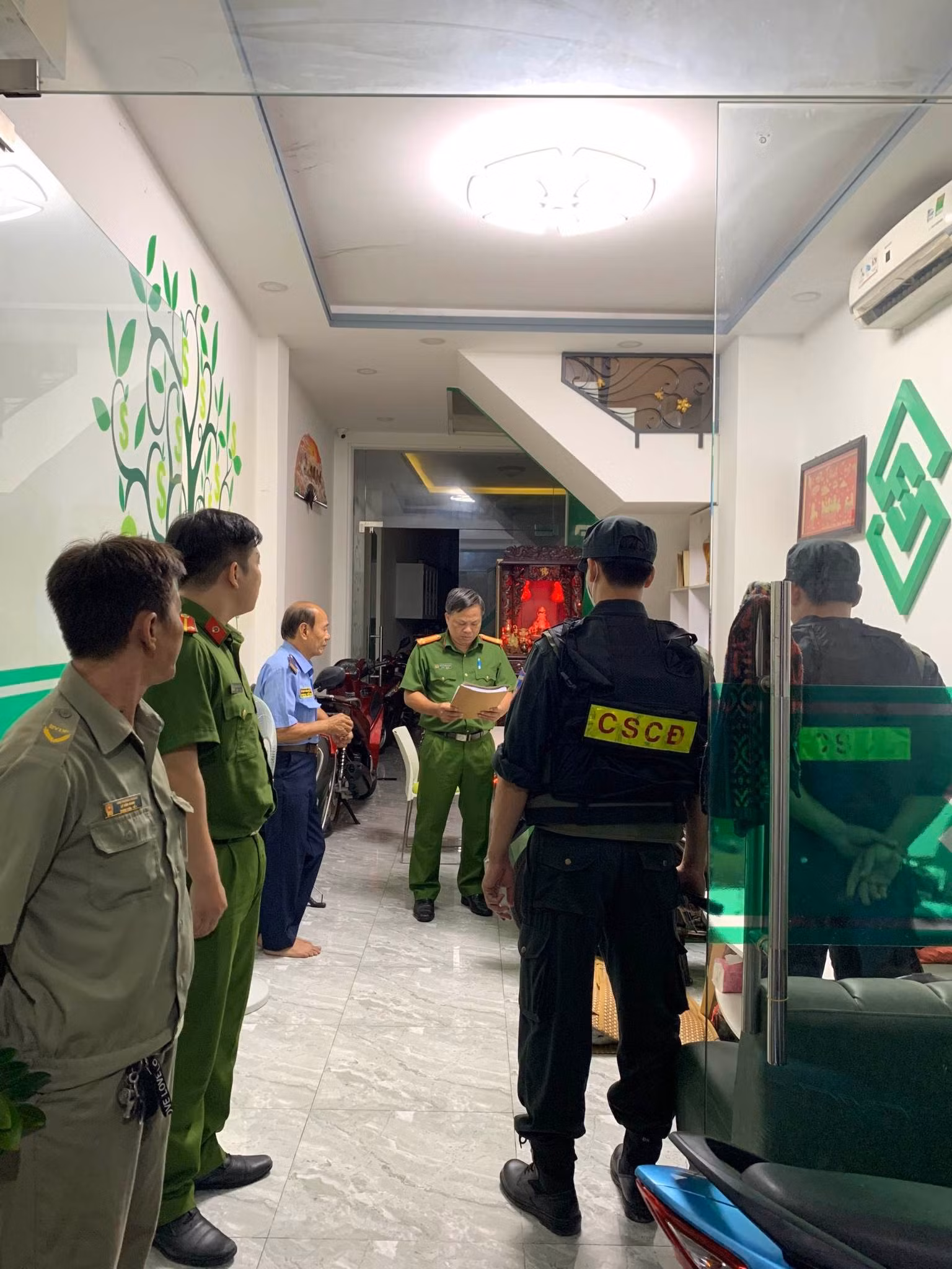 Tạm giữ 12 đối tượng trong đường dây đánh bạc hàng nghìn tỷ đồng -0