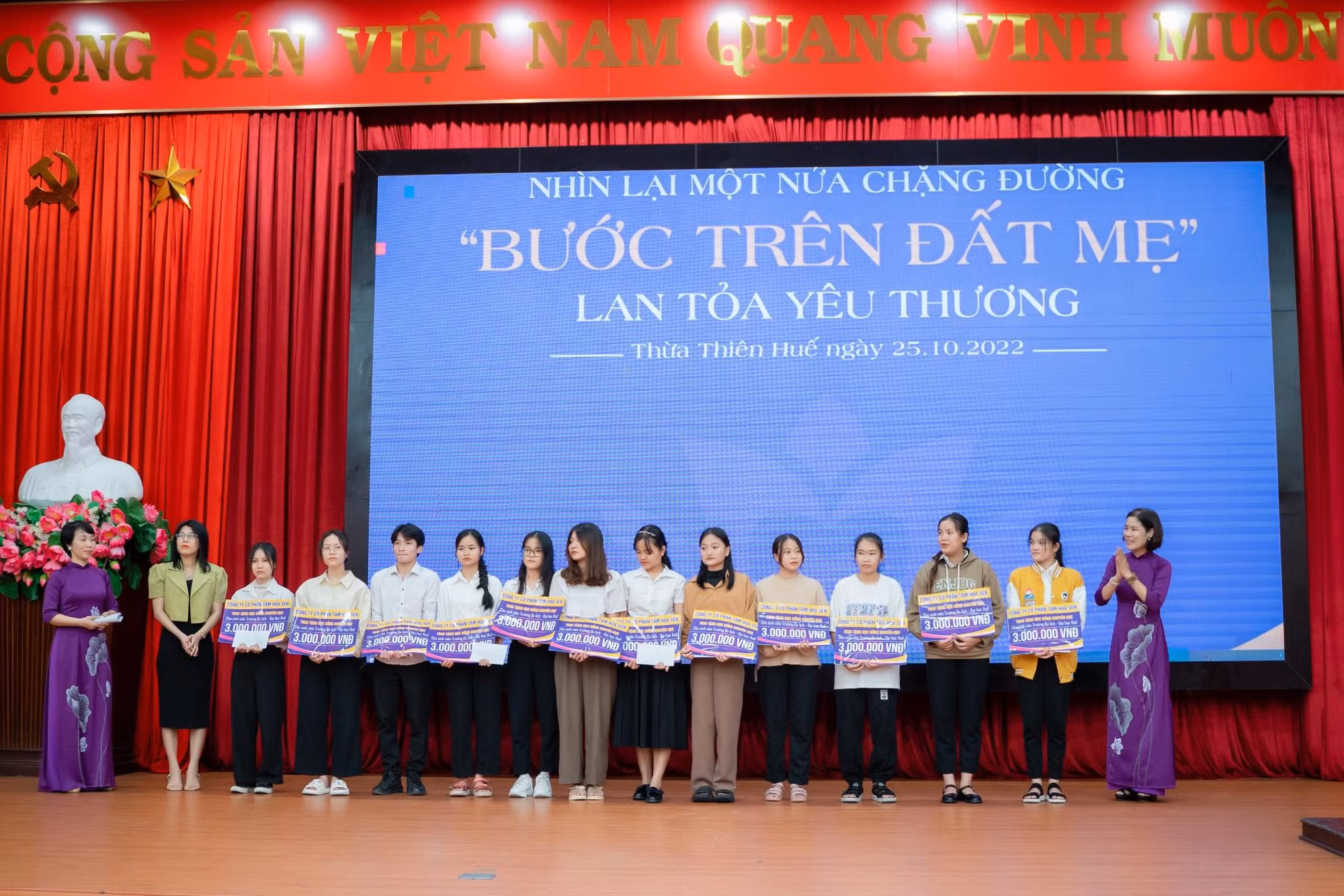 Hai người phụ nữ đi bộ xuyên Việt gây quỹ cho trẻ em mồ côi -0