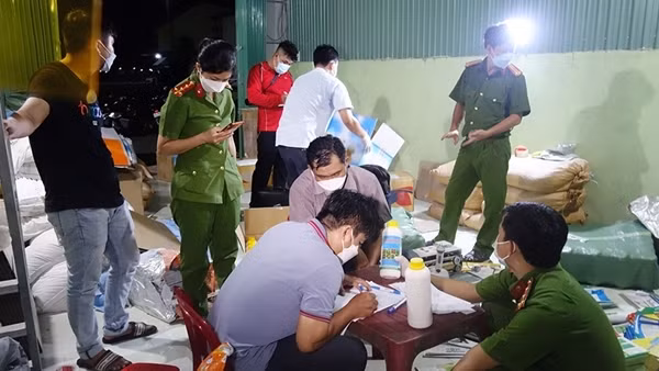 Bắt quả tang 2 đối tượng sản xuất thuốc bảo vệ thực vật giả