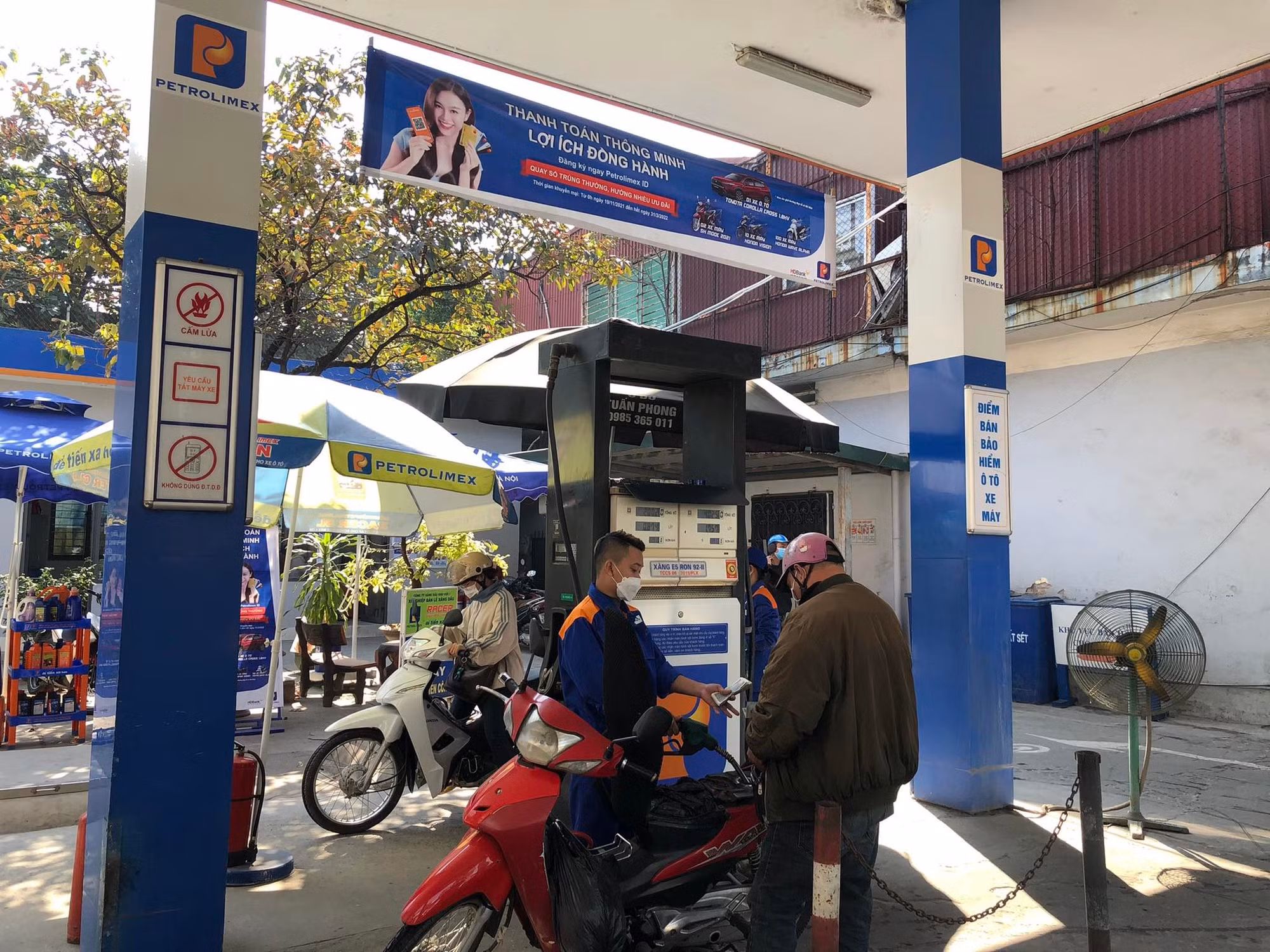 Nửa đầu tháng 11 nhập gần 180.000 tấn xăng dầu -0