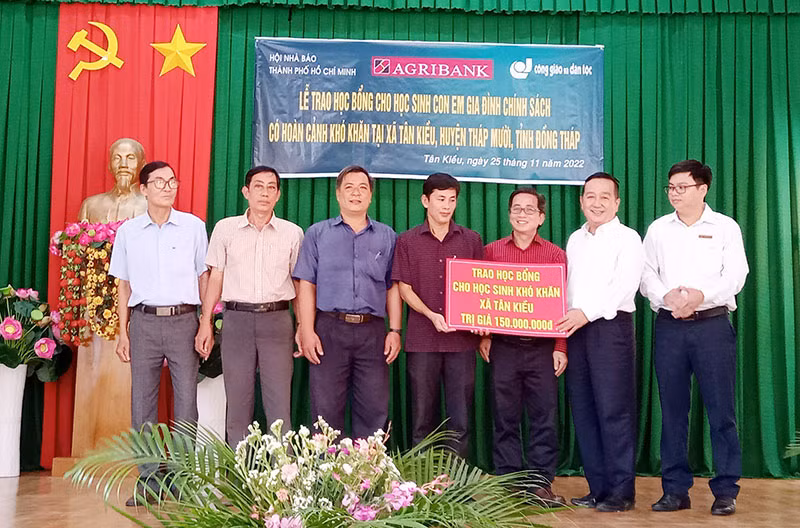 Agribank trao học bổng cho học sinh huyện Tháp Mười -0