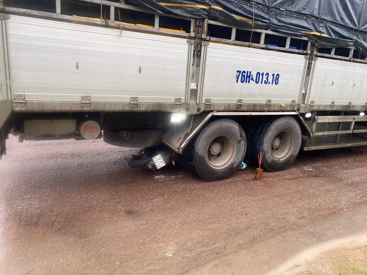 Ba mẹ con đi trên xe máy bị xe tải chạy lùi tông chết -0
