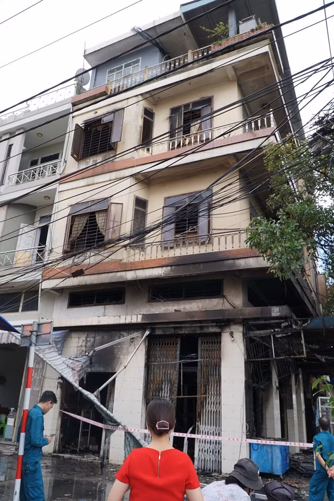 Đà Nẵng: Lửa thiêu rụi ngôi nhà 4 tầng -0
