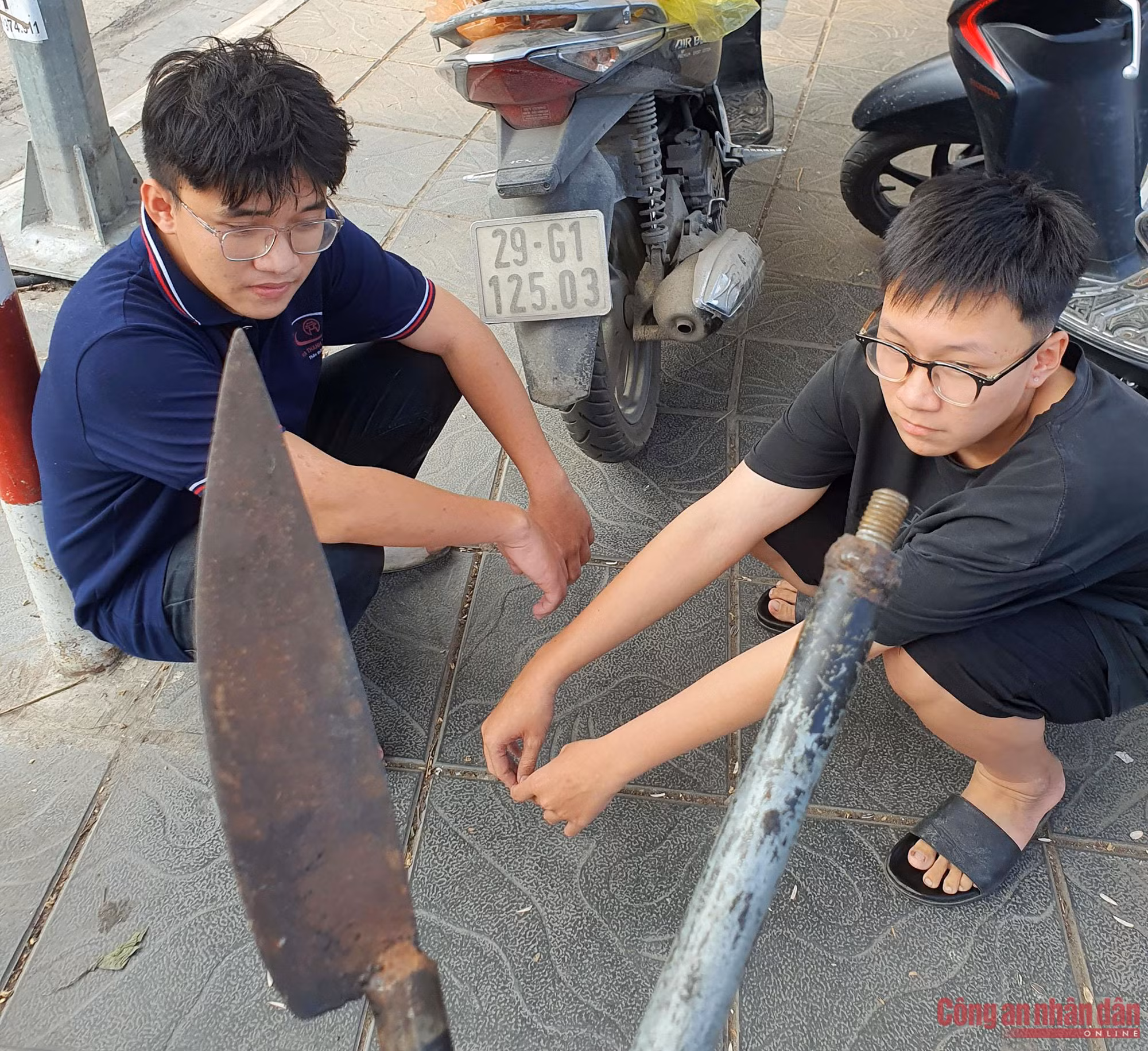 141 lật cốp xe máy của “trẻ trâu” thu giáo tự chế -0