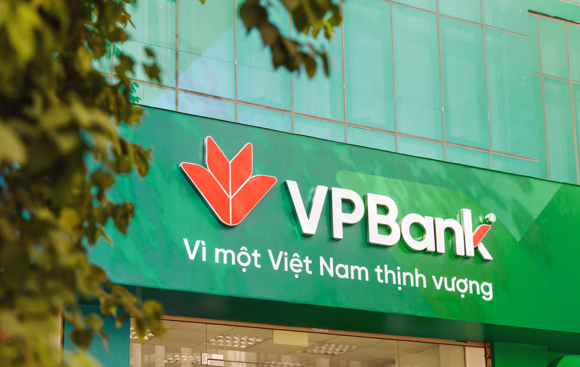 Lãi suất tiết kiệm tăng mạnh, gửi tiền ngân hàng nào an toàn và có lợi nhất? -0