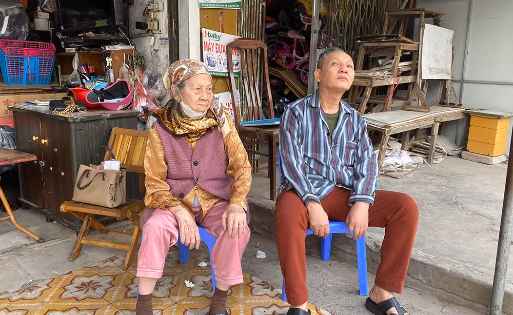 Kịp thời giải cứu 2 nạn nhân mắc kẹt trong đám cháy -0