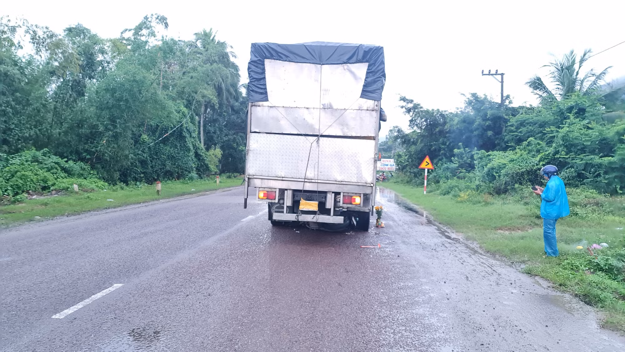 Ba mẹ con đi trên xe máy bị xe tải chạy lùi tông chết -0
