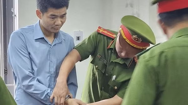Chiếm đoạt hàng trăm triệu đồng, cán bộ Ban Quản lý Dự án bị bắt