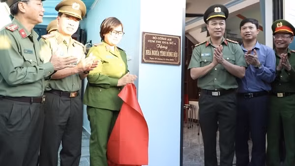 Trao tặng nhà nghĩa tình đồng đội