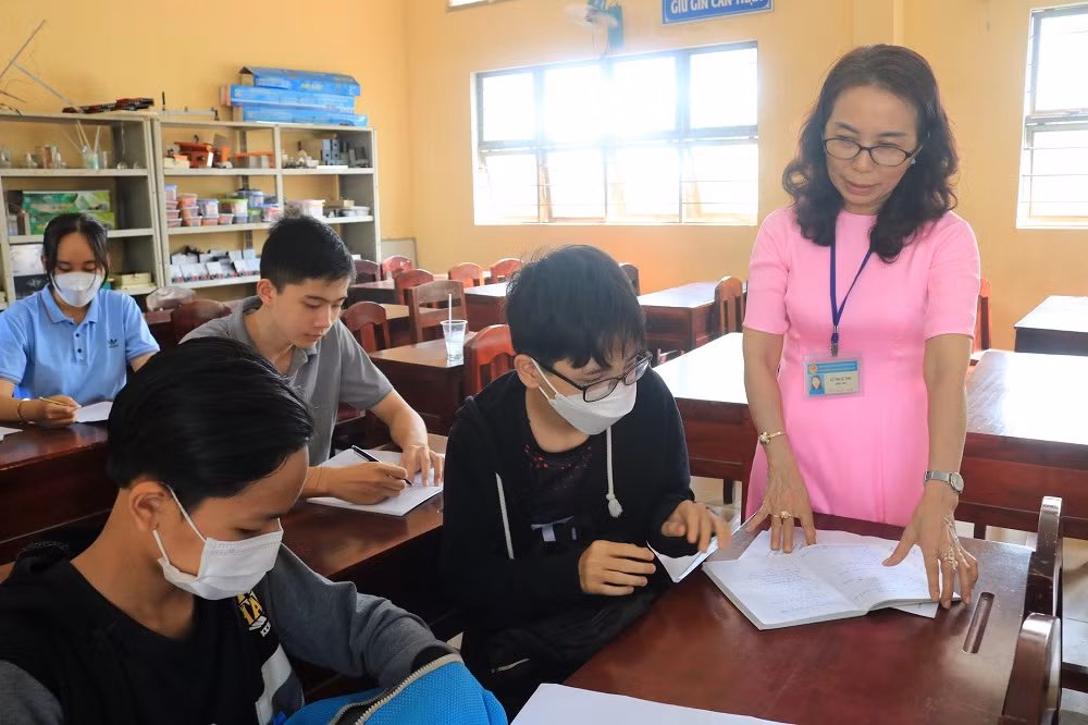 Cô giáo nặng lòng với học sinh vùng sâu -0