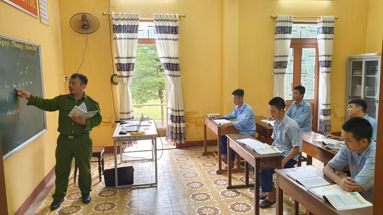 “Thầy cô đã thay đổi cuộc đời em trở về nẻo thiện” -0