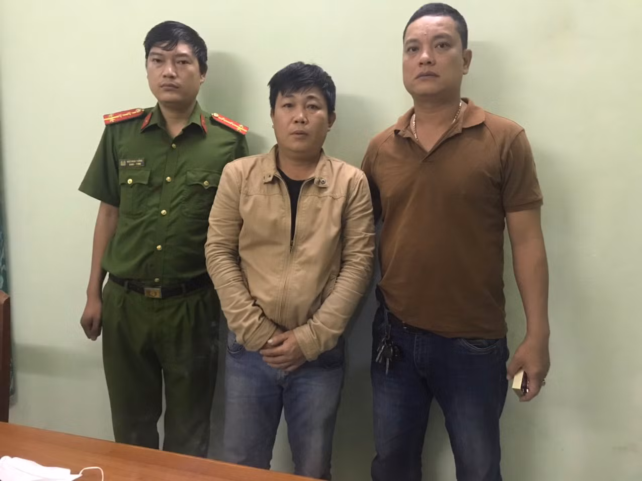 Công an xã bắt đối tượng truy nã -0