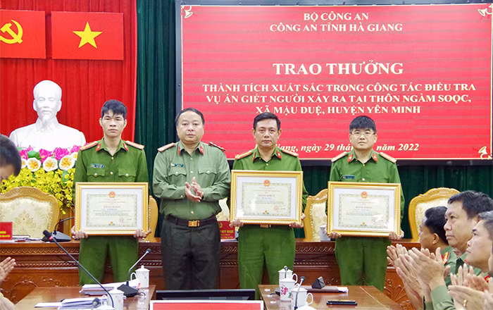 Trao khen thưởng công tác điều tra vụ án giết người đặc biệt nghiêm trọng xảy ra tại huyện Yên Minh -0