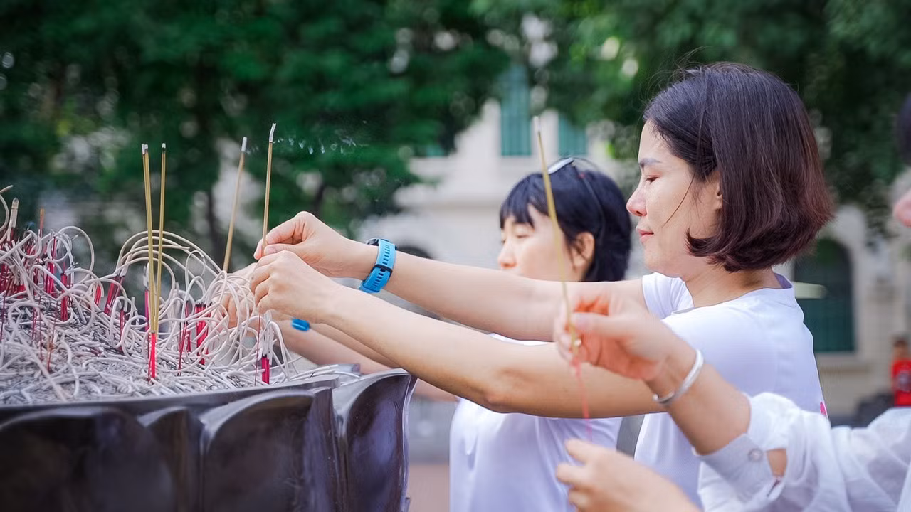 Hai người phụ nữ đi bộ xuyên Việt gây quỹ cho trẻ em mồ côi -0