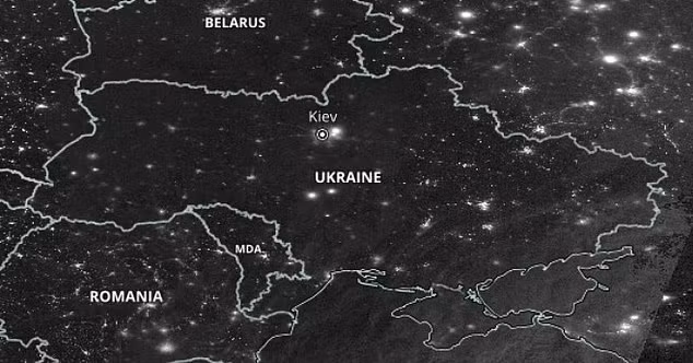 Ukraine chìm trong bóng tối trên ảnh vệ tinh NASA -0
