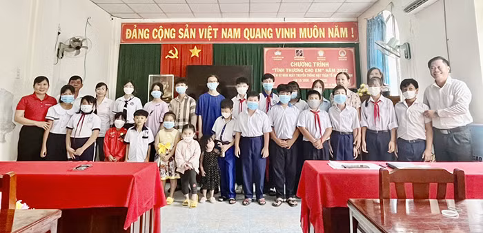“Tình thương cho em” của tập thể người lao động Agribank Chợ Gạo -2