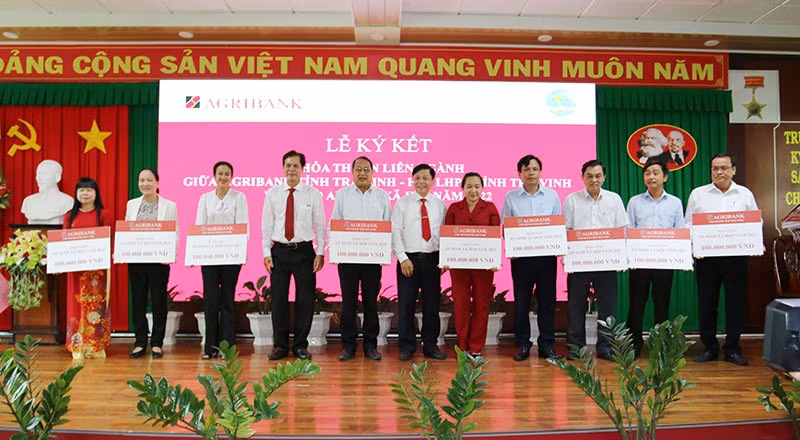 Agribank Trà Vinh ký kết thỏa thuận và trao 2 tỷ đồng an sinh xã hội năm 2022 -2