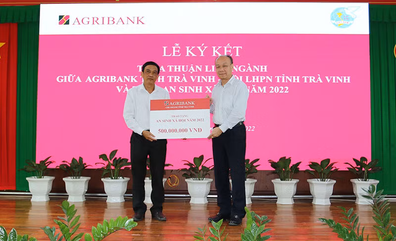 Agribank Trà Vinh ký kết thỏa thuận và trao 2 tỷ đồng an sinh xã hội năm 2022 -0