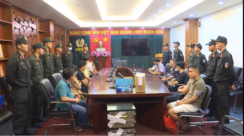 Tạm giữ 12 đối tượng trong đường dây đánh bạc hàng nghìn tỷ đồng -0