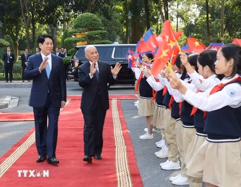 Chủ tịch nước Lương Cường chủ trì lễ đón Quốc vương Campuchia Norodom Sihamoni -0