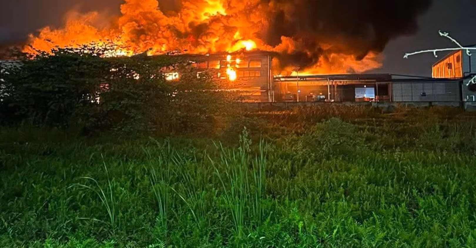 Dập tắt đám cháy lớn trong khu công nghiệp -0