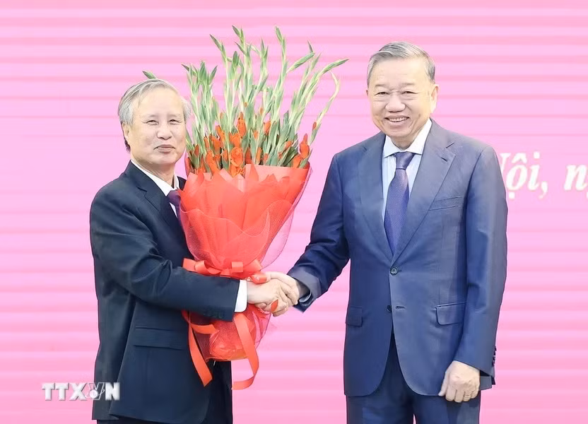 Tổng Bí thư Tô Lâm trao Huy hiệu 45 năm tuổi đảng tặng đồng chí Trần Quốc Vượng -0