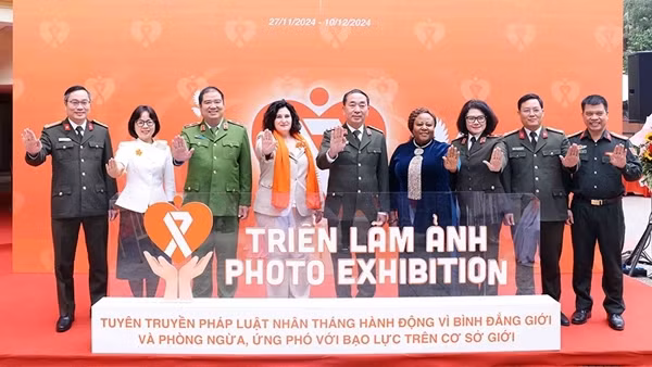 Triển lãm ảnh và tuyên truyền pháp luật nhân tháng hành động về bình đẳng giới