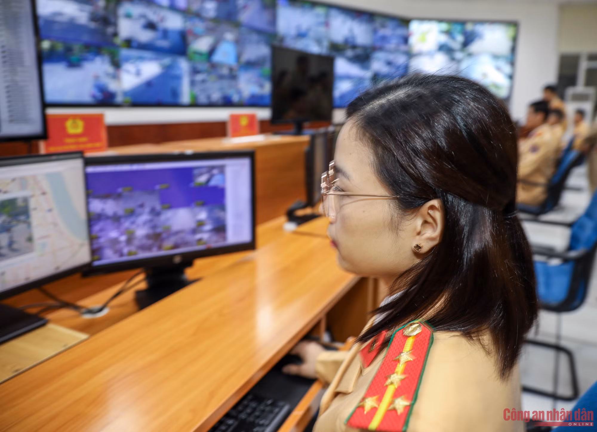 "Mắt thần" hiện đại giám sát giao thông, hỗ trợ người dân đi lại ngày Tết ảnh 2 1732853522566-1732870913213.jpg