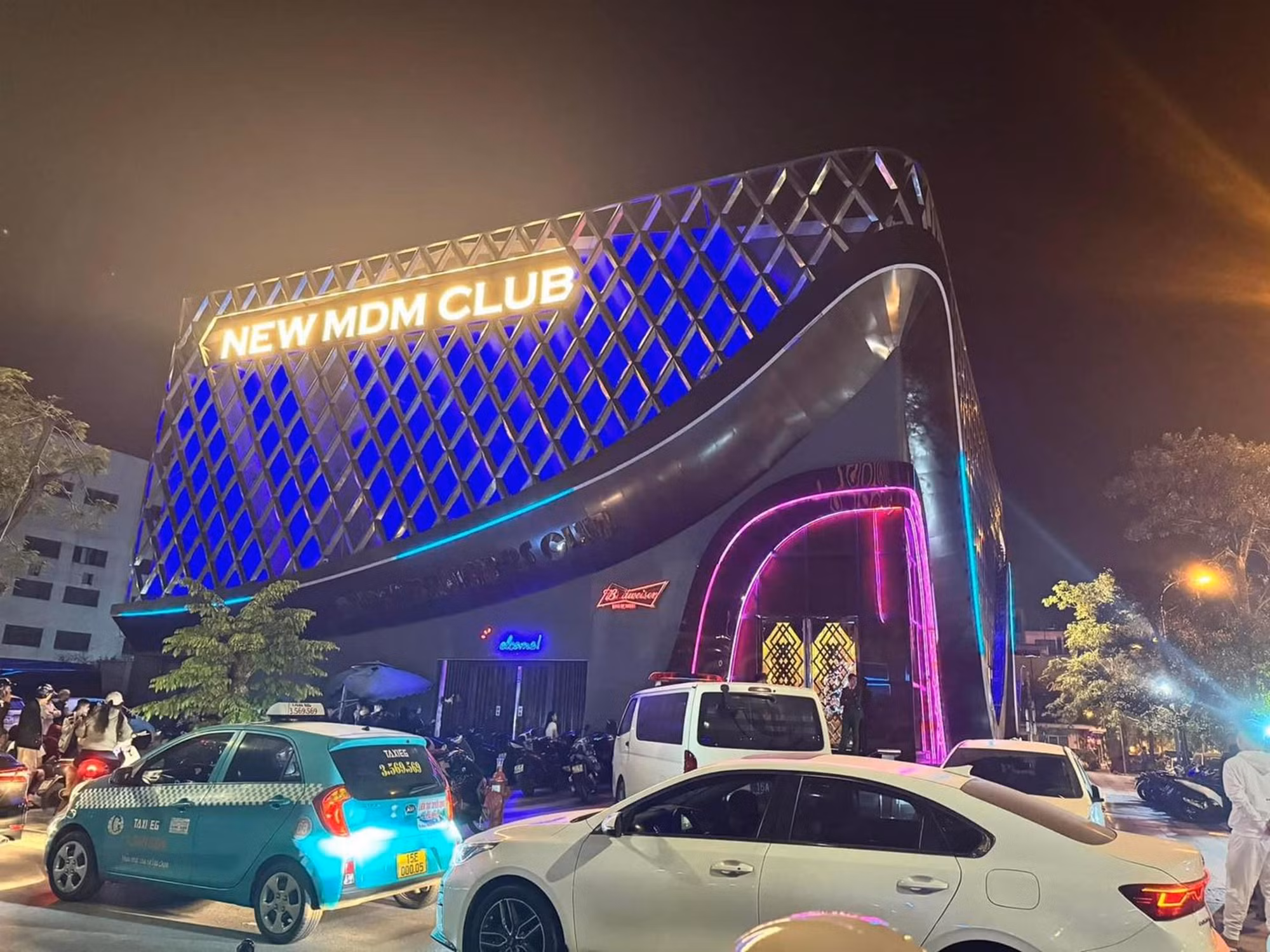 Đột kích vũ trường lớn nhất đất Cảng -0