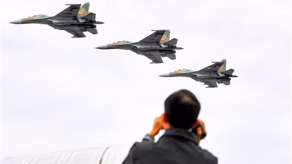 Người dân ngắm Su-30MK2, trực thăng Mi luyện tập trên bầu trời Thủ đô