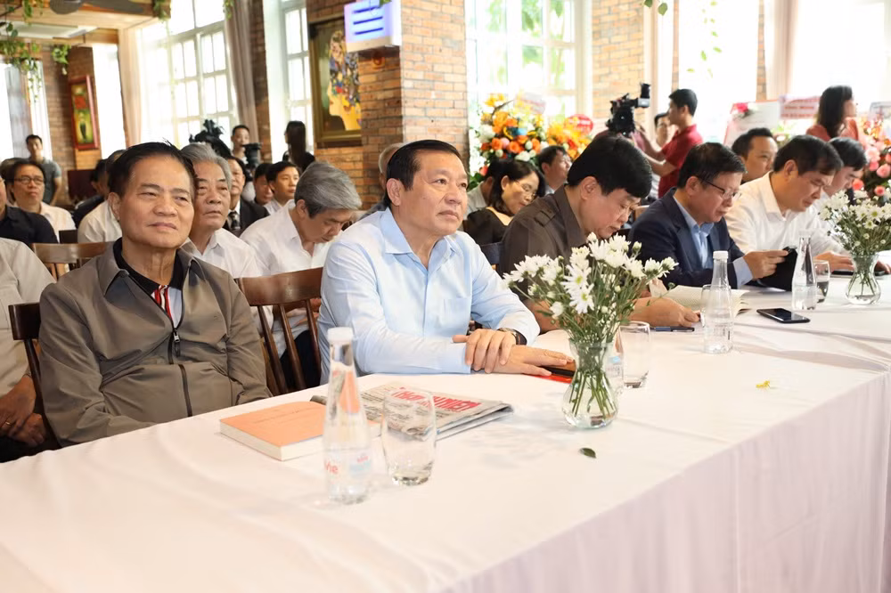 Ra mắt tập thơ “Hoa đời mùa sau” của nhà thơ Nguyễn Hồng Vinh -0