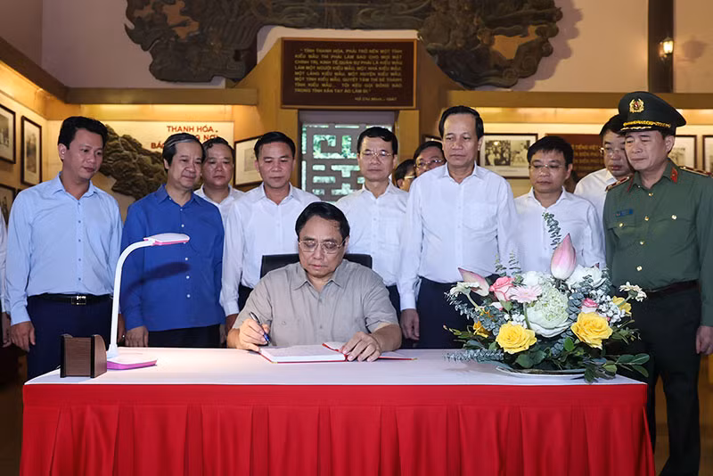 Thủ tướng dâng hương tại Khu Văn hóa tưởng niệm Chủ tịch Hồ Chí Minh ở Thanh Hóa -0