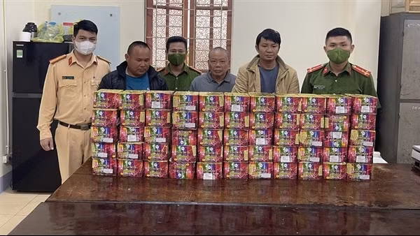 Bắt 3 đối tượng tàng trữ pháo nổ