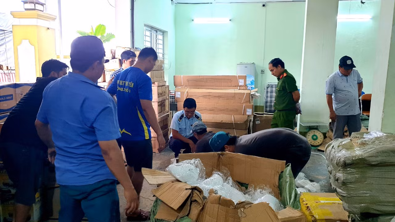 Xe đầu kéo vận chuyển hàng ngàn sản phẩm hàng hóa không rõ nguồn gốc -0