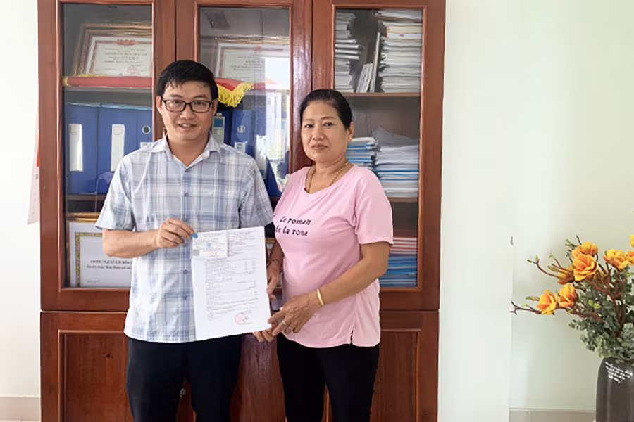 lãnh đạo bhxh thị xã điện bàn trao quyết định hưu và thẻ bhyt cho bà trần thị thu hà.jpg -0