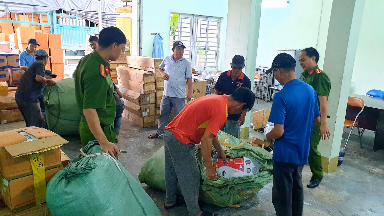 Xe đầu kéo vận chuyển hàng ngàn sản phẩm hàng hóa không rõ nguồn gốc -0