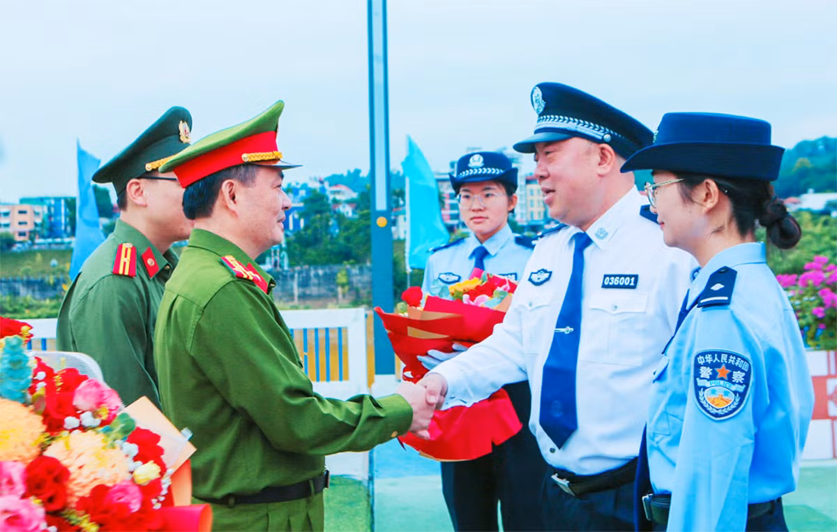 Công an tỉnh Lào Cai hội đàm với Cục Công an châu Hồng Hà, tỉnh Vân Nam (Trung Quốc) -0