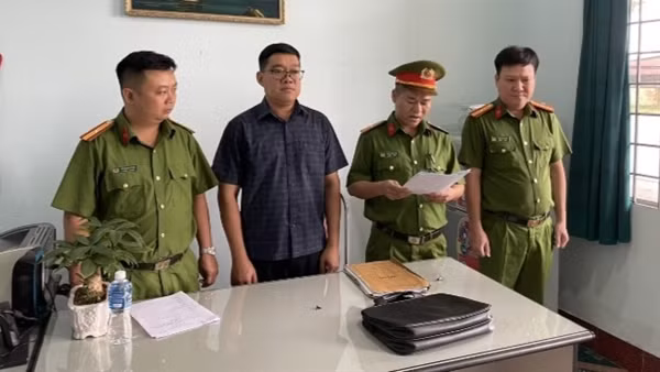 Bắt thêm Phó Giám đốc và 1 nhân viên Trung tâm Đăng kiểm 60-02S