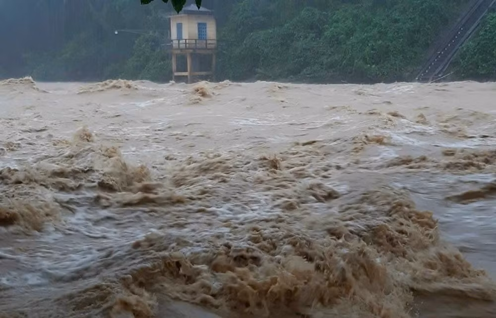 Mưa lớn trên 300mm, huyện miền núi ngập lũ, học sinh toàn huyện được nghỉ học -0