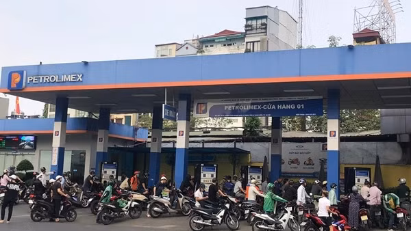 Nửa đầu tháng 11 nhập hơn 380.000 tấn xăng dầu