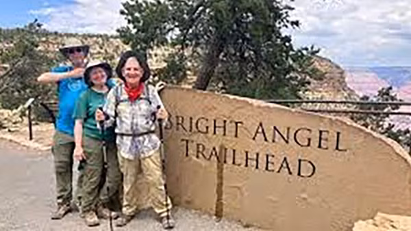 Người cao niên nhất đi bộ qua Grand Canyon