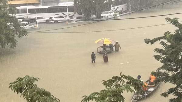 Lật thuyền giữa nước lũ chảy xiết, 2 người chết và mất tích